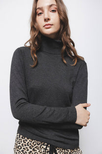 Maglione a maglia rasata con collo alto