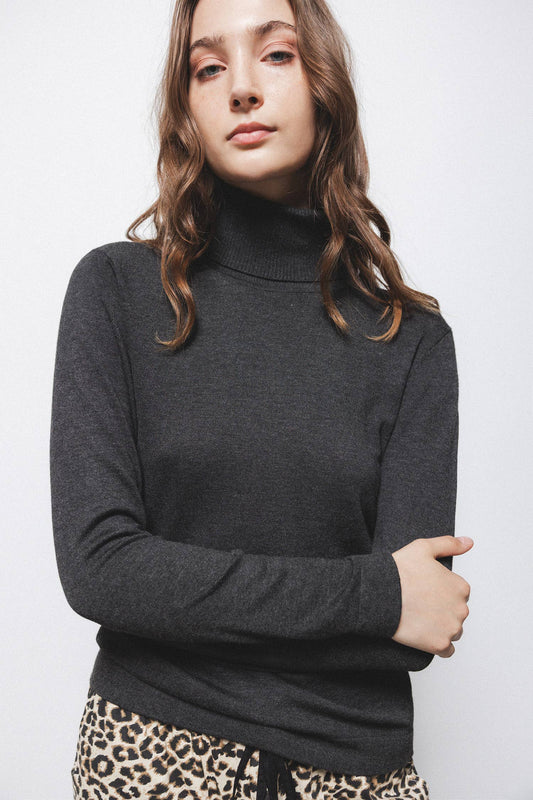 Maglione a maglia rasata con collo alto