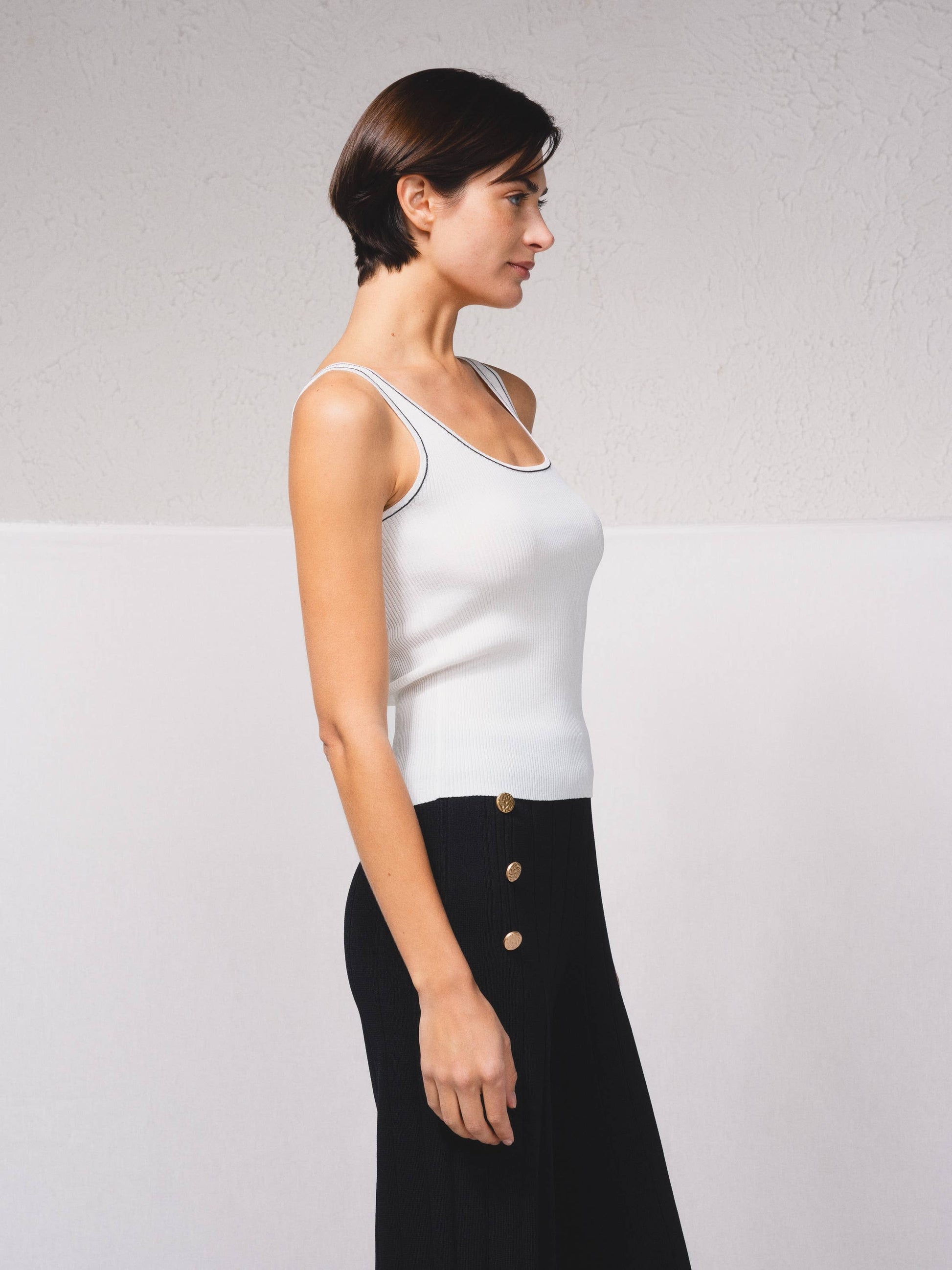 Top in maglia a coste con profili a contrasto