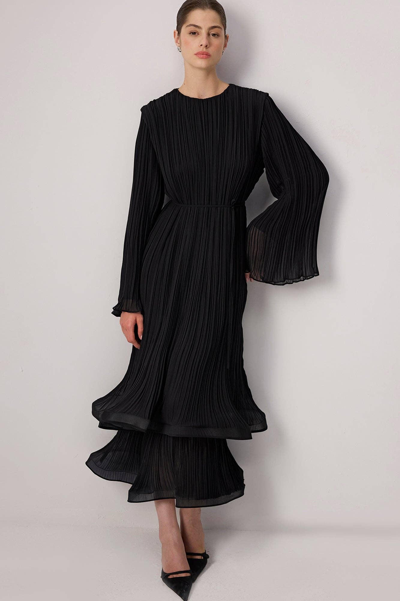 Abito lungo elegante in chiffon plissettato con maniche fluide