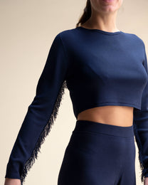 Top corto in maglia con frange sulle maniche