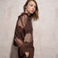 Blusa in pizzo trasparente con collo alto e maniche lunghe