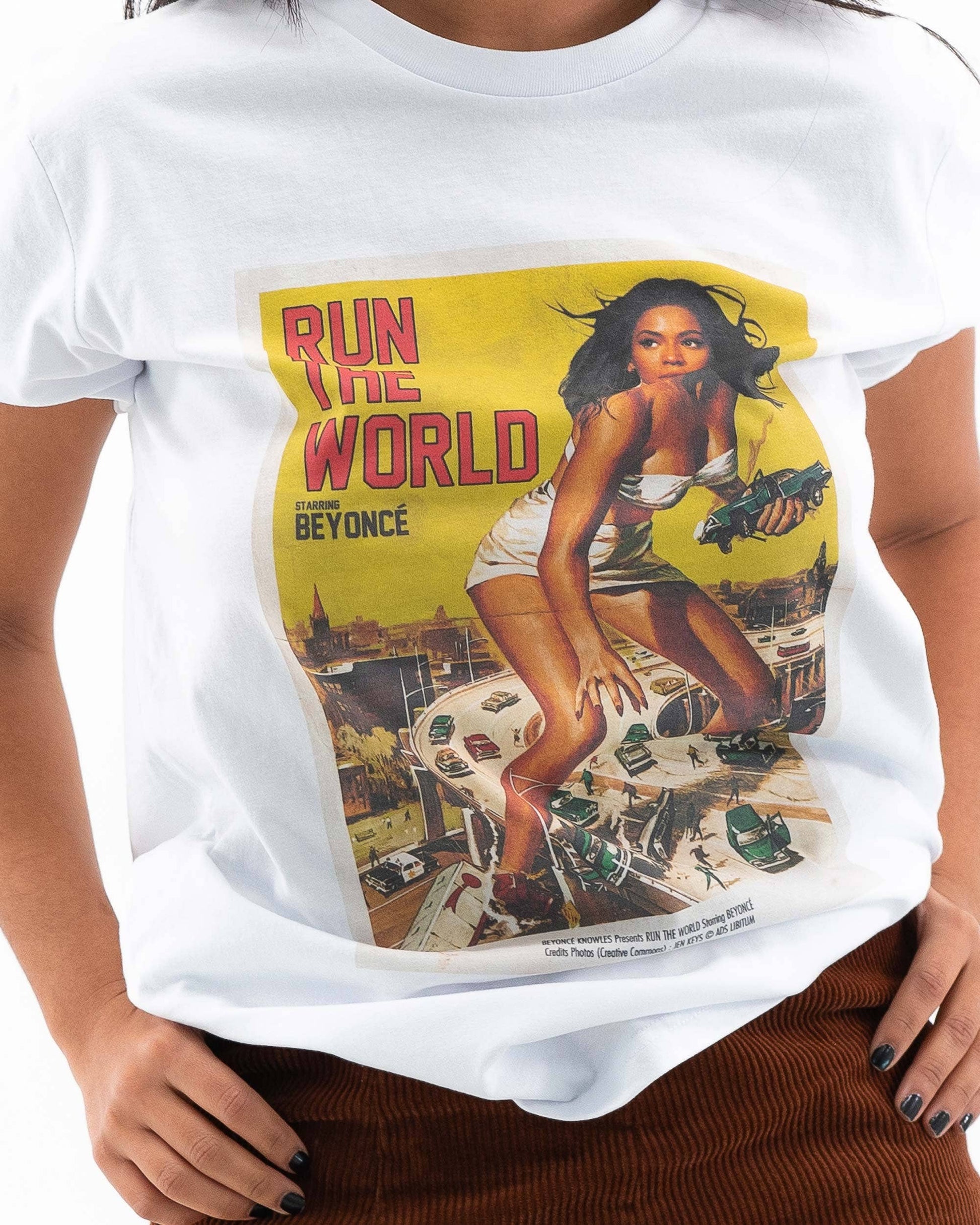 T-shirt Run The World con grafica pop culture