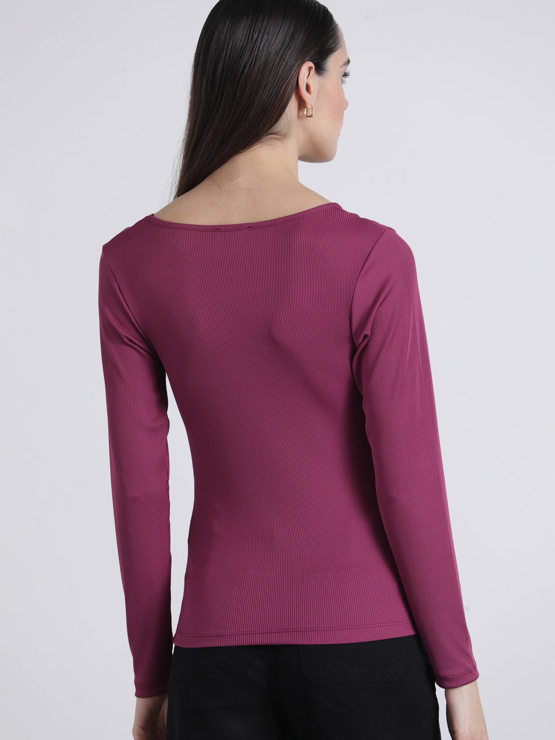 Top a costine con cut-out e ricamo