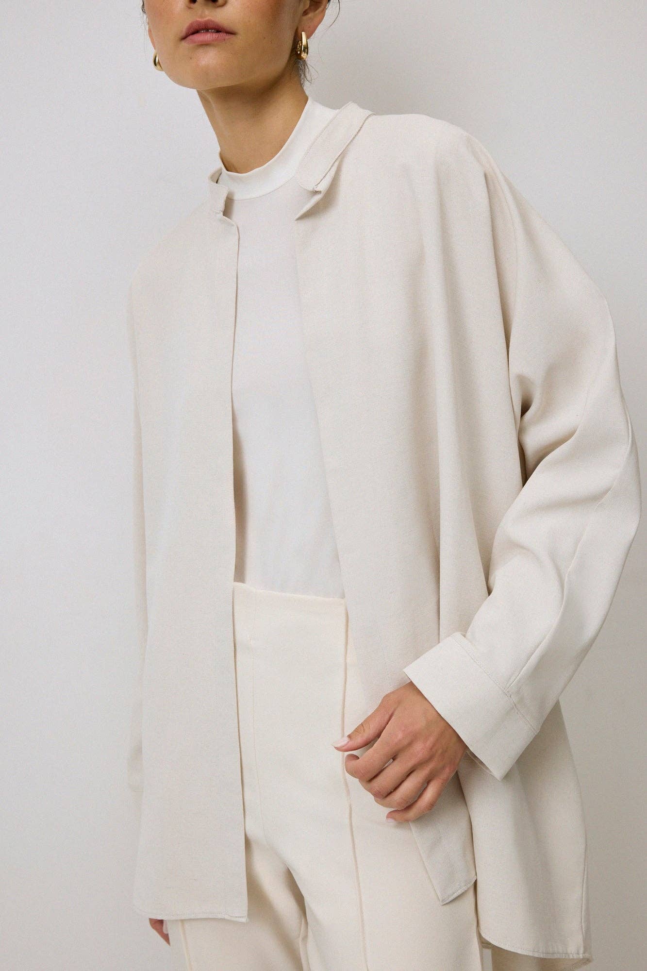 Kimono in tessuto di lino con dettagli in placca