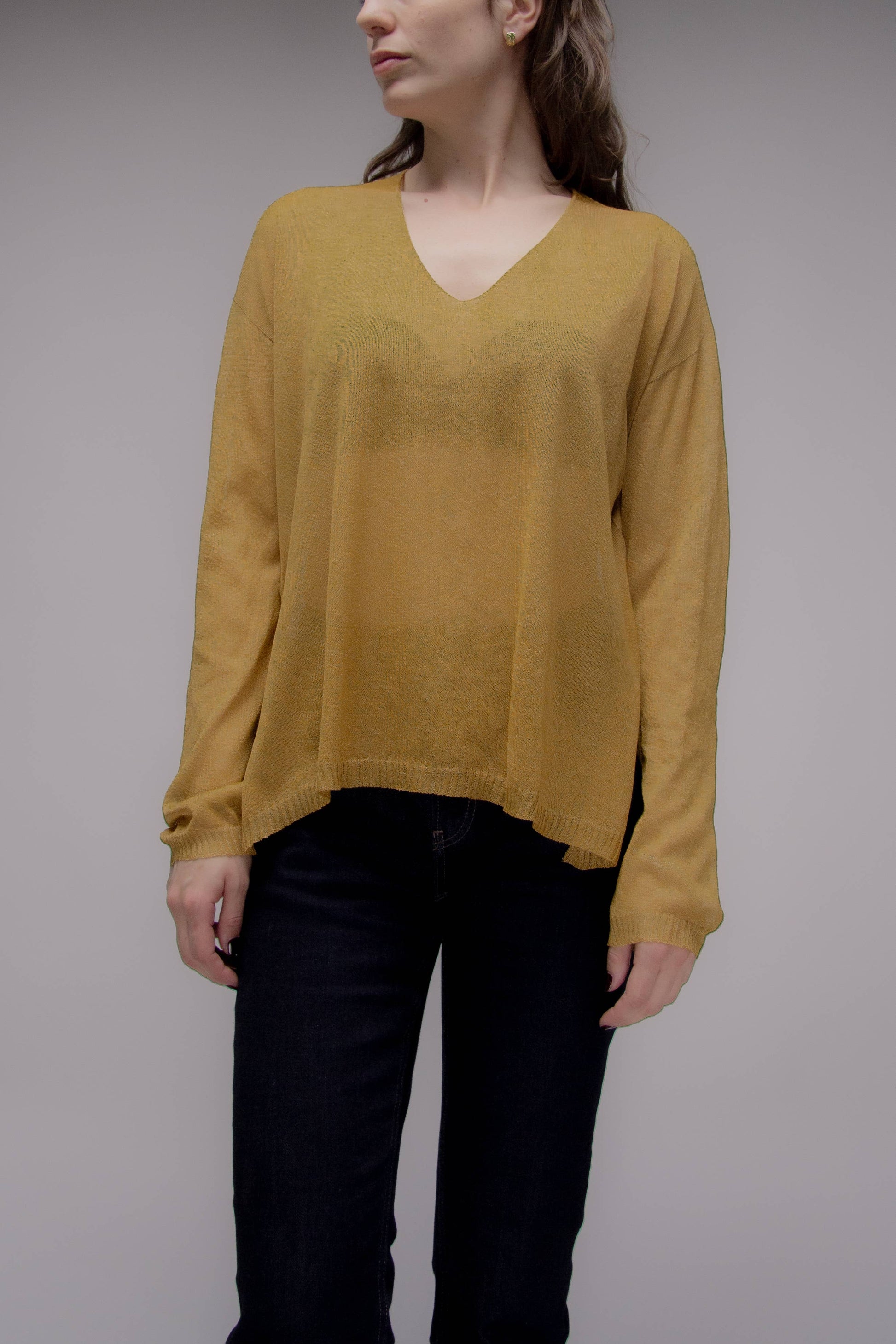 Maglione corto in maglia 3D con scollo a V asimmetrico e spacchi laterali