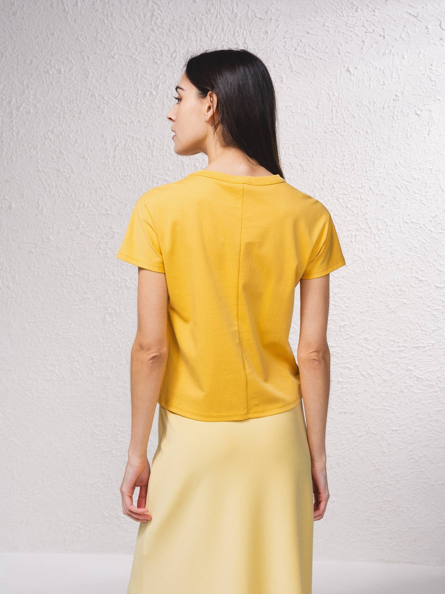 T-shirt in cotone con bottoni decorativi sulle maniche