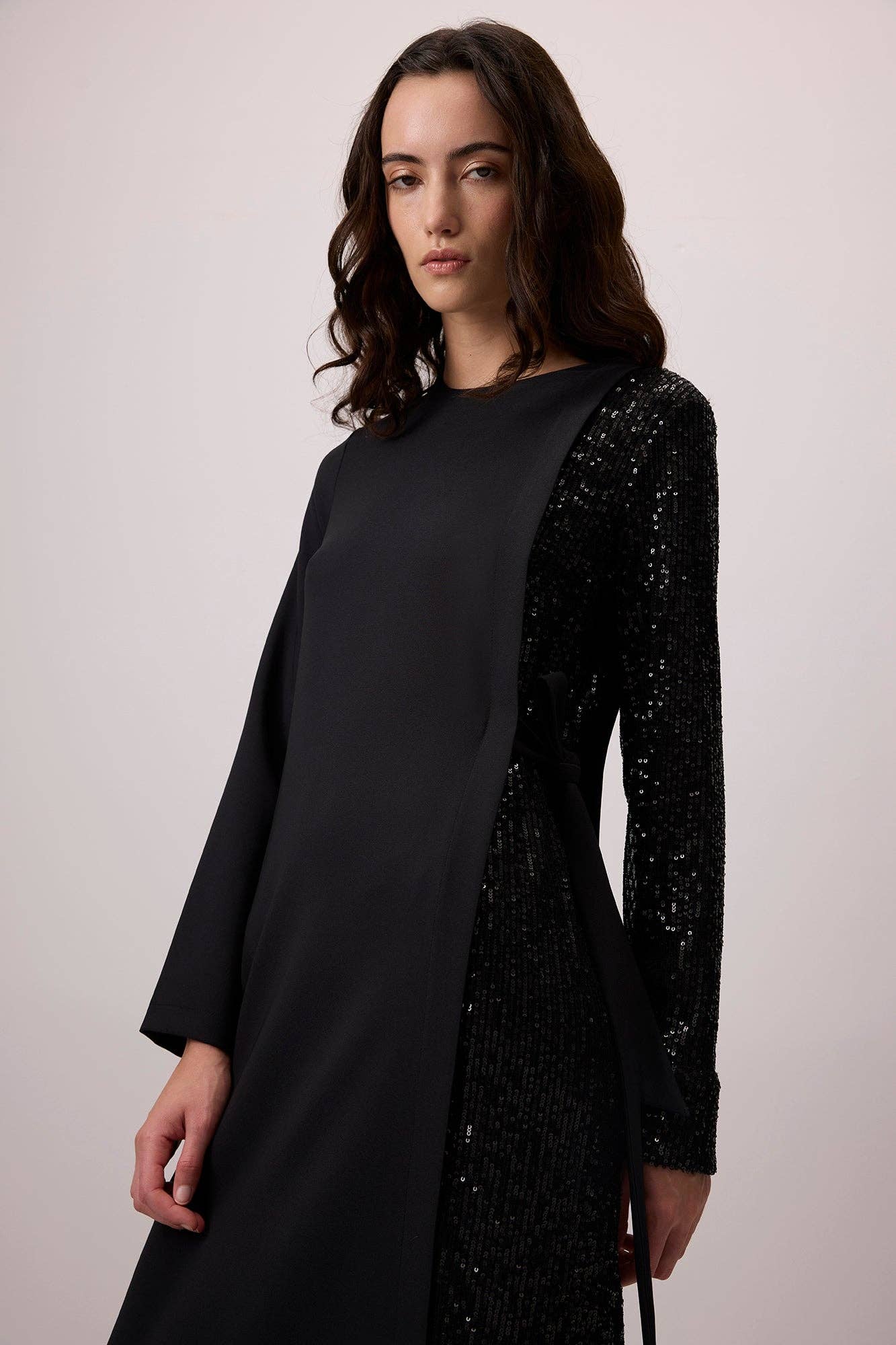 Abito midi in crêpe con paillettes a contrasto