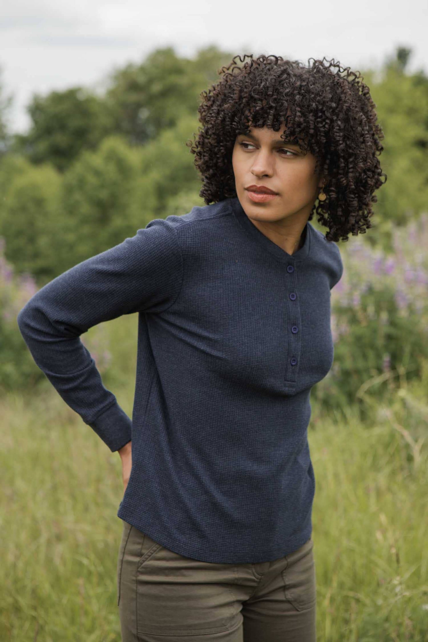 Henley donna in maglia waffle riciclata color zaffiro mélange