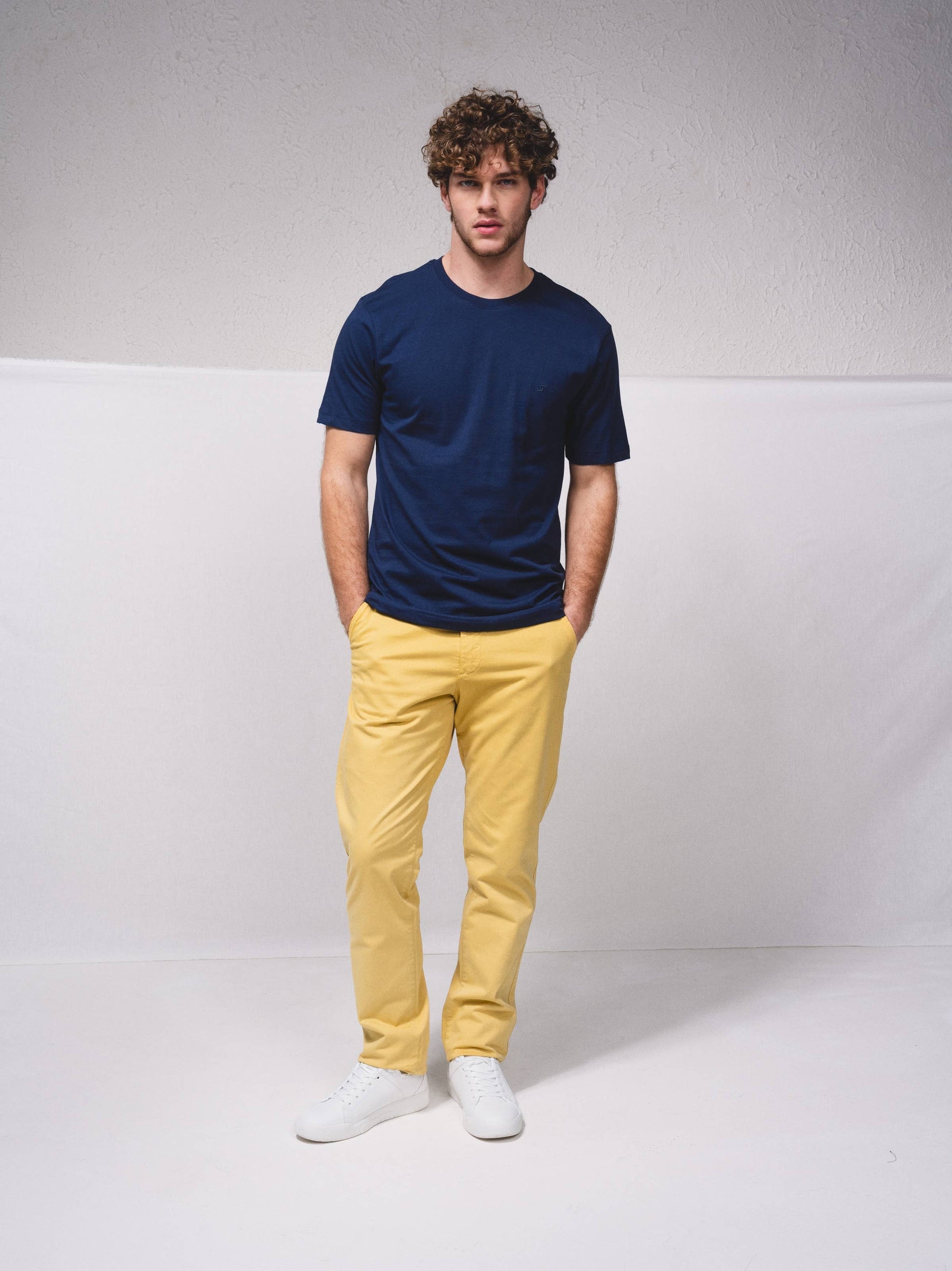 T-shirt basic in cotone con logo ricamato