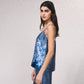 Top in raso stampato blu con spalline sottili
