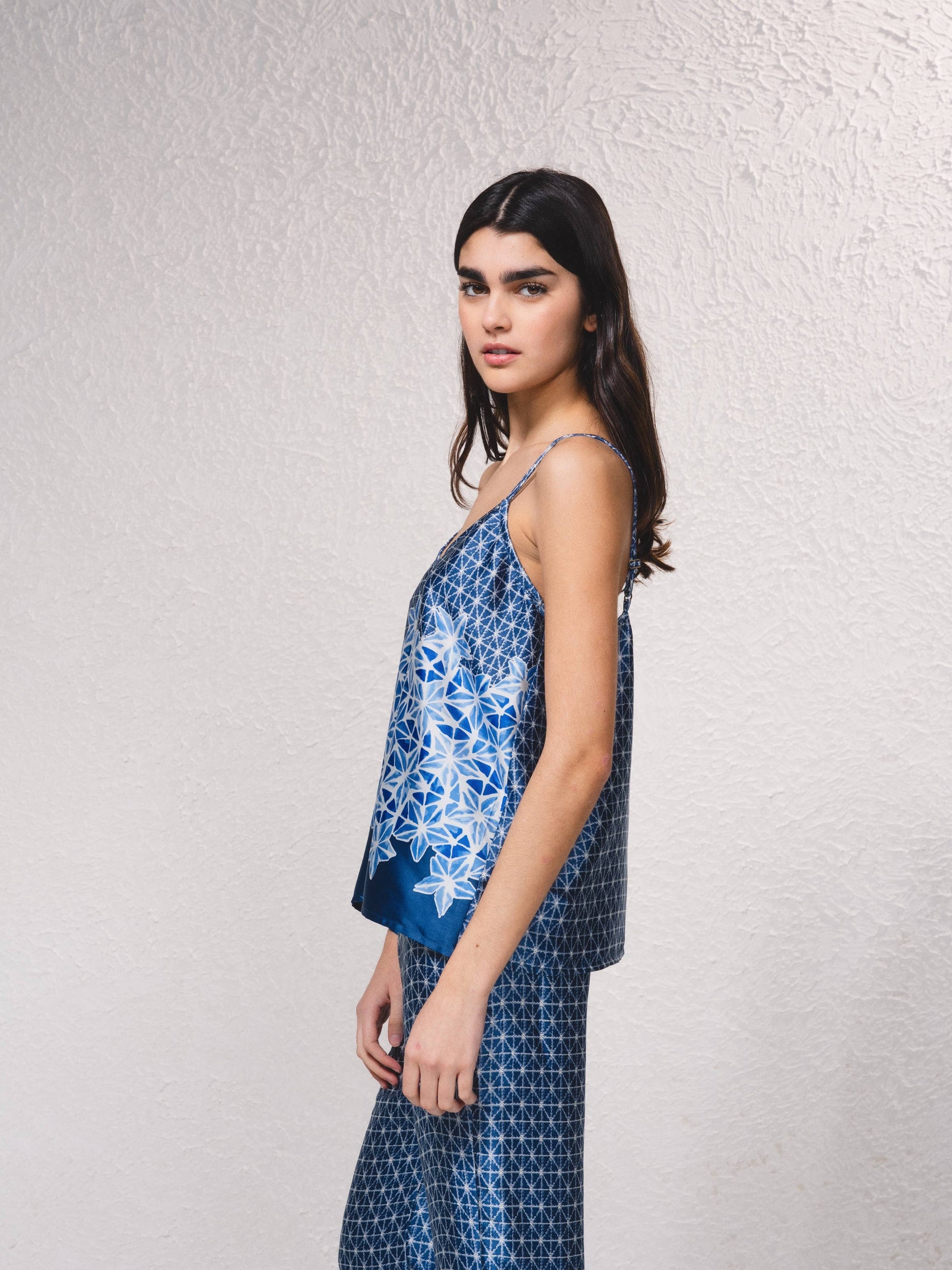 Top in raso stampato blu con spalline sottili