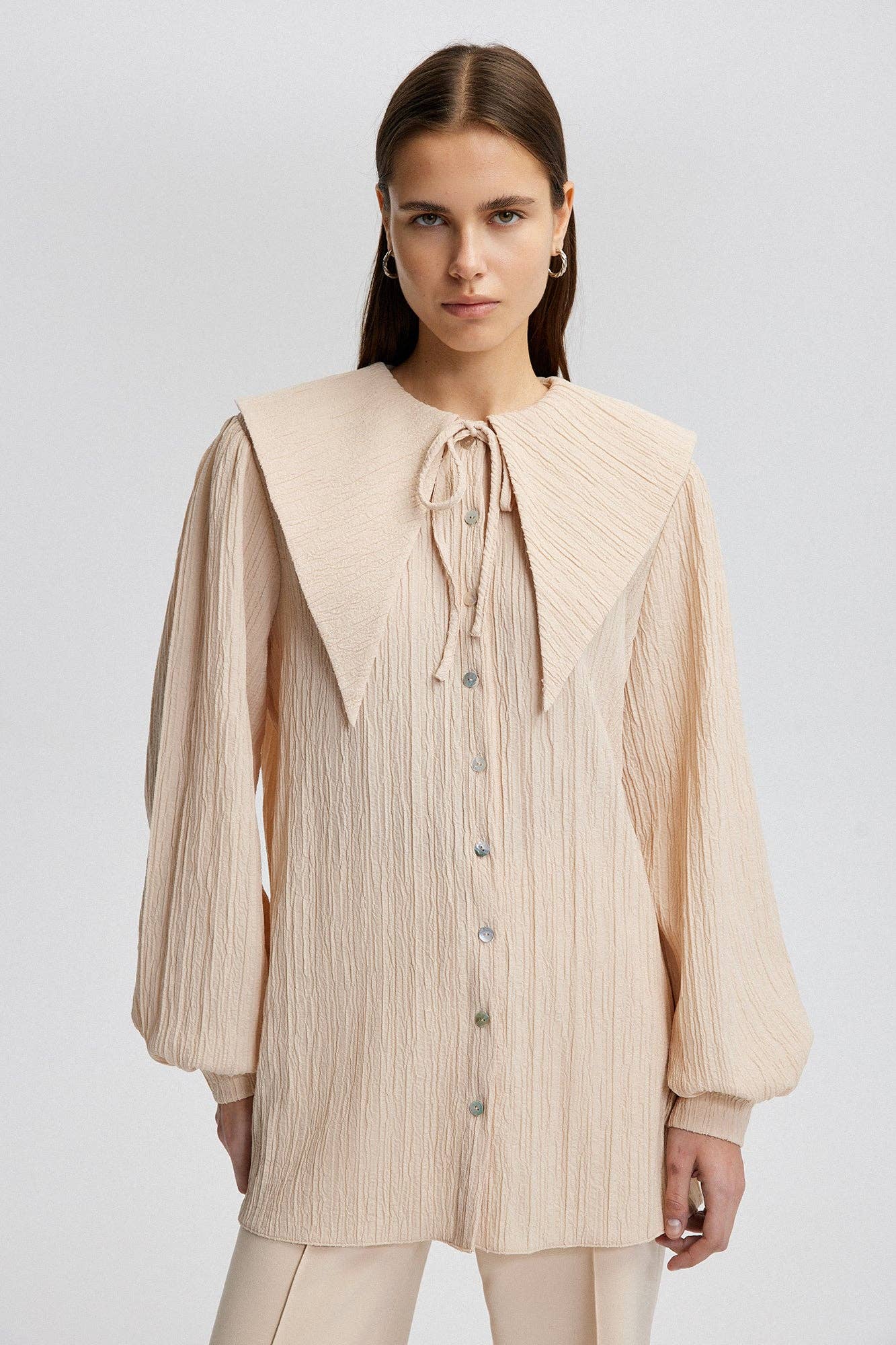 Camicia crema con maxi colletto e maniche a palloncino