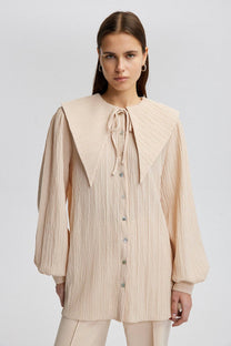 Camicia crema con maxi colletto e maniche a palloncino