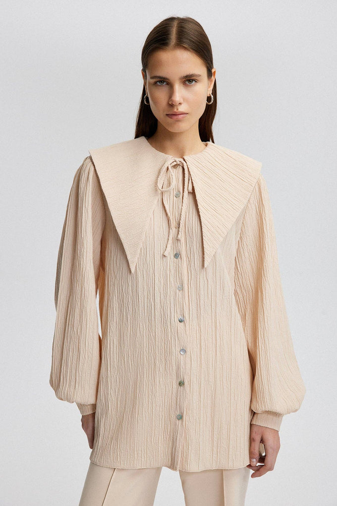 Camicia crema con maxi colletto e maniche a palloncino