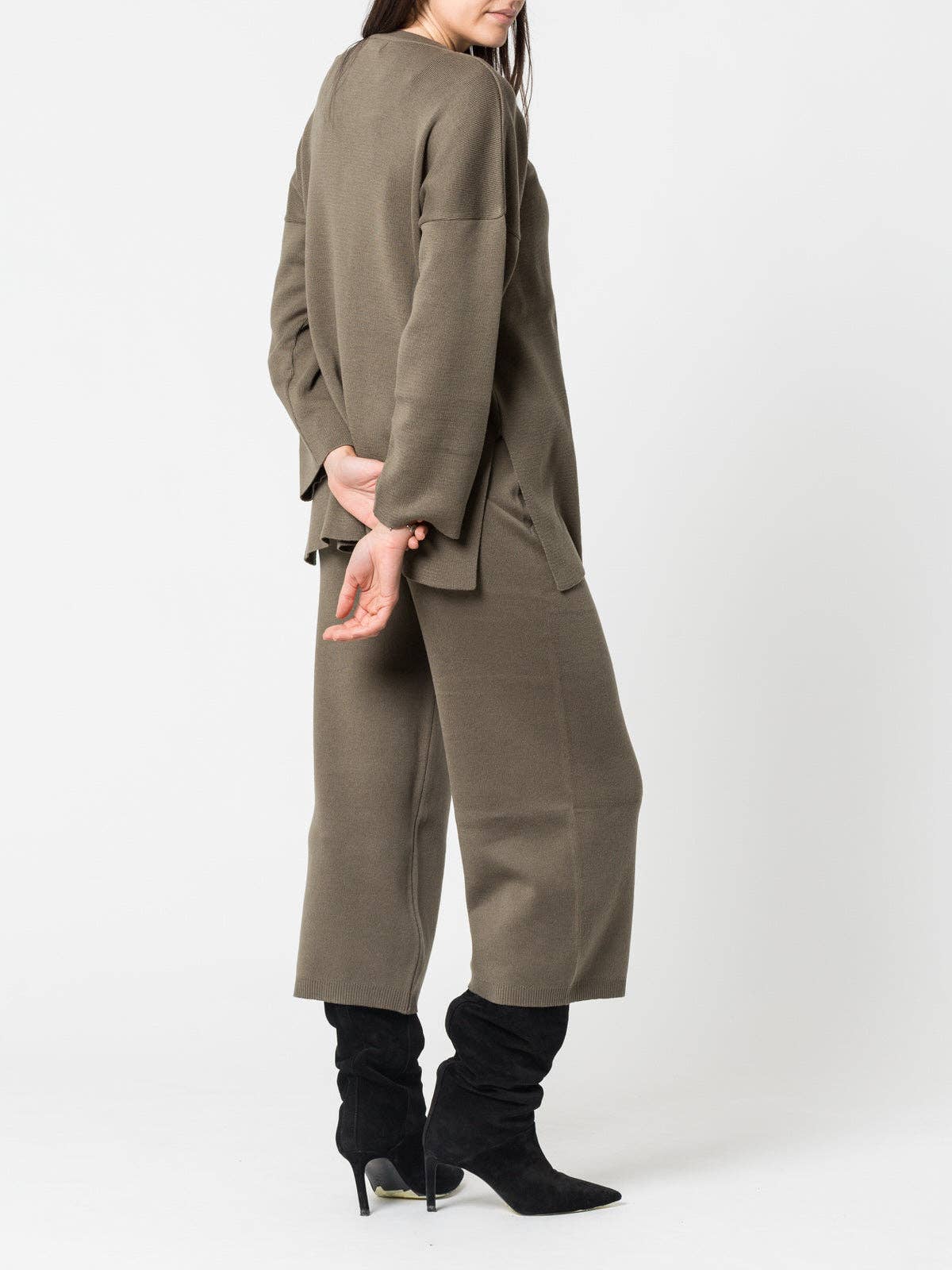 Completo in maglia oversize con pantaloni a gamba ampia