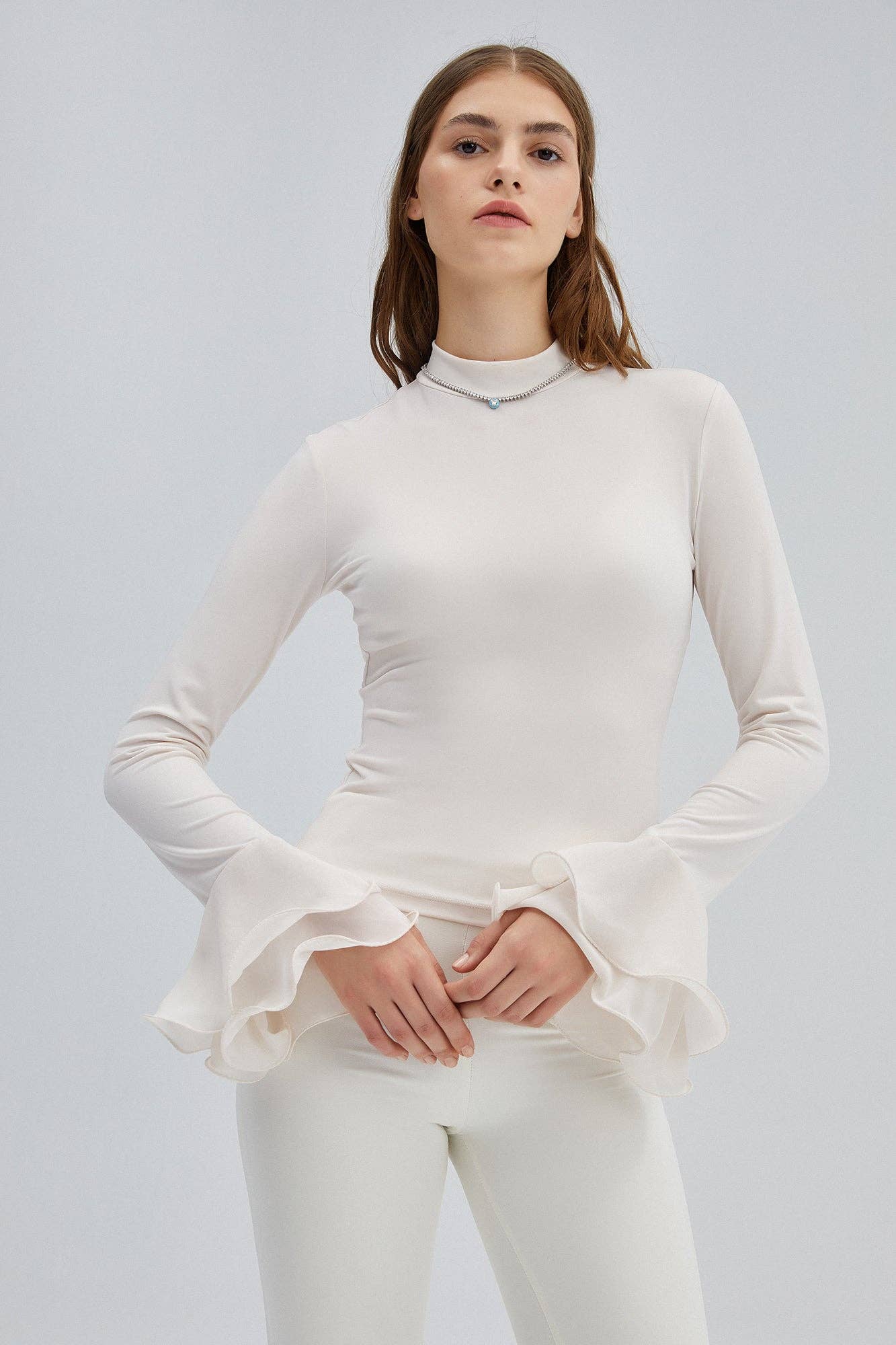 Blusa in maglia ecrù con maniche a balze in chiffon