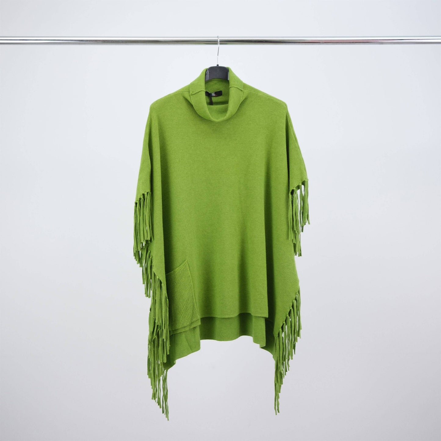Poncho in maglia con frange e collo alto