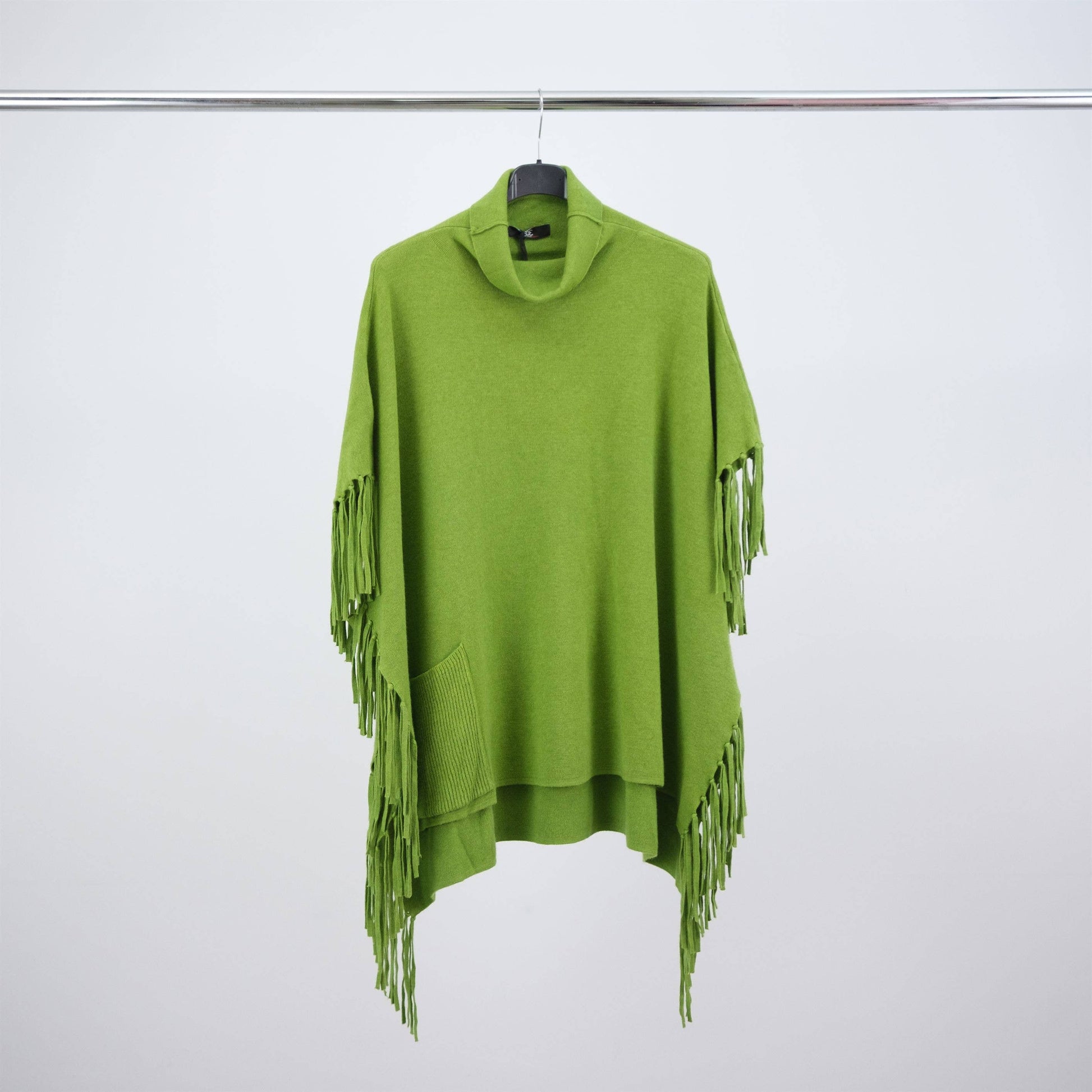 Poncho in maglia con frange e collo alto