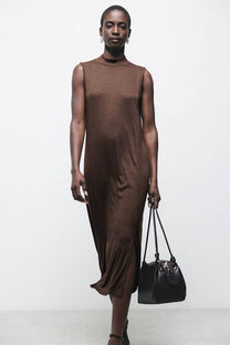 Abito midi con dettagli metallici e cut-out