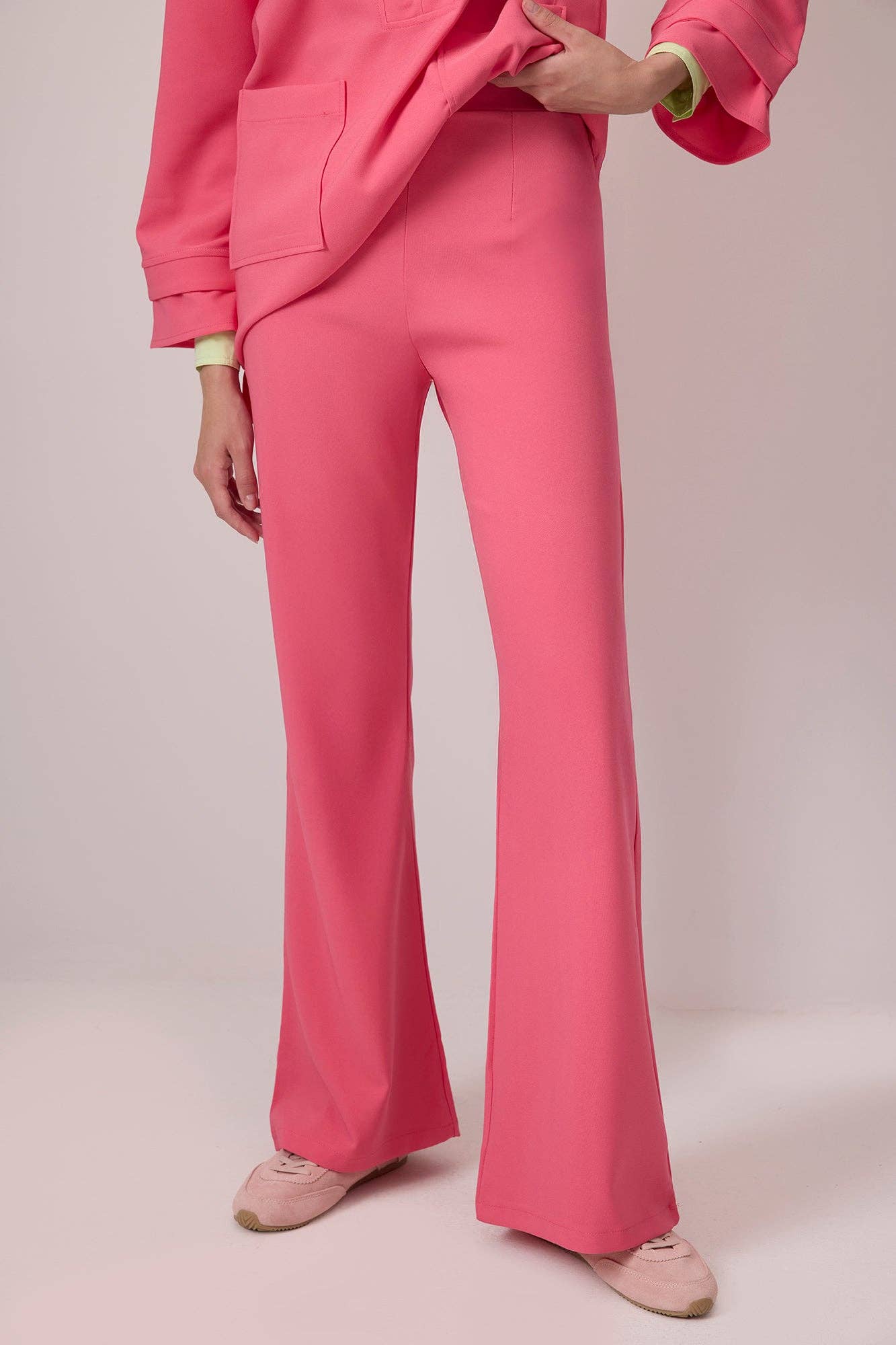 Completo tunica in crêpe rosa con zip e pantaloni svasati