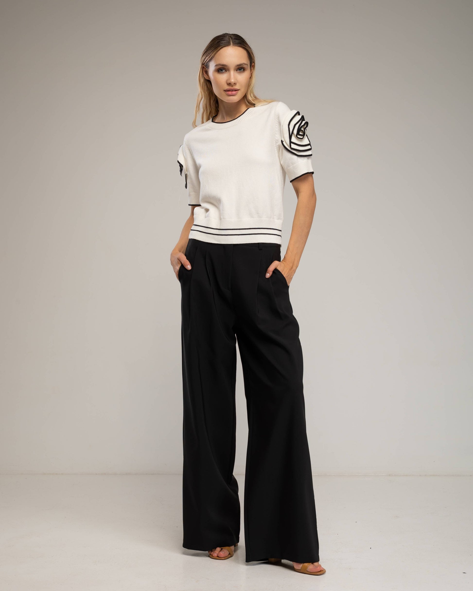 Maglia in cotone a righe con schiena aperta e fiocchi