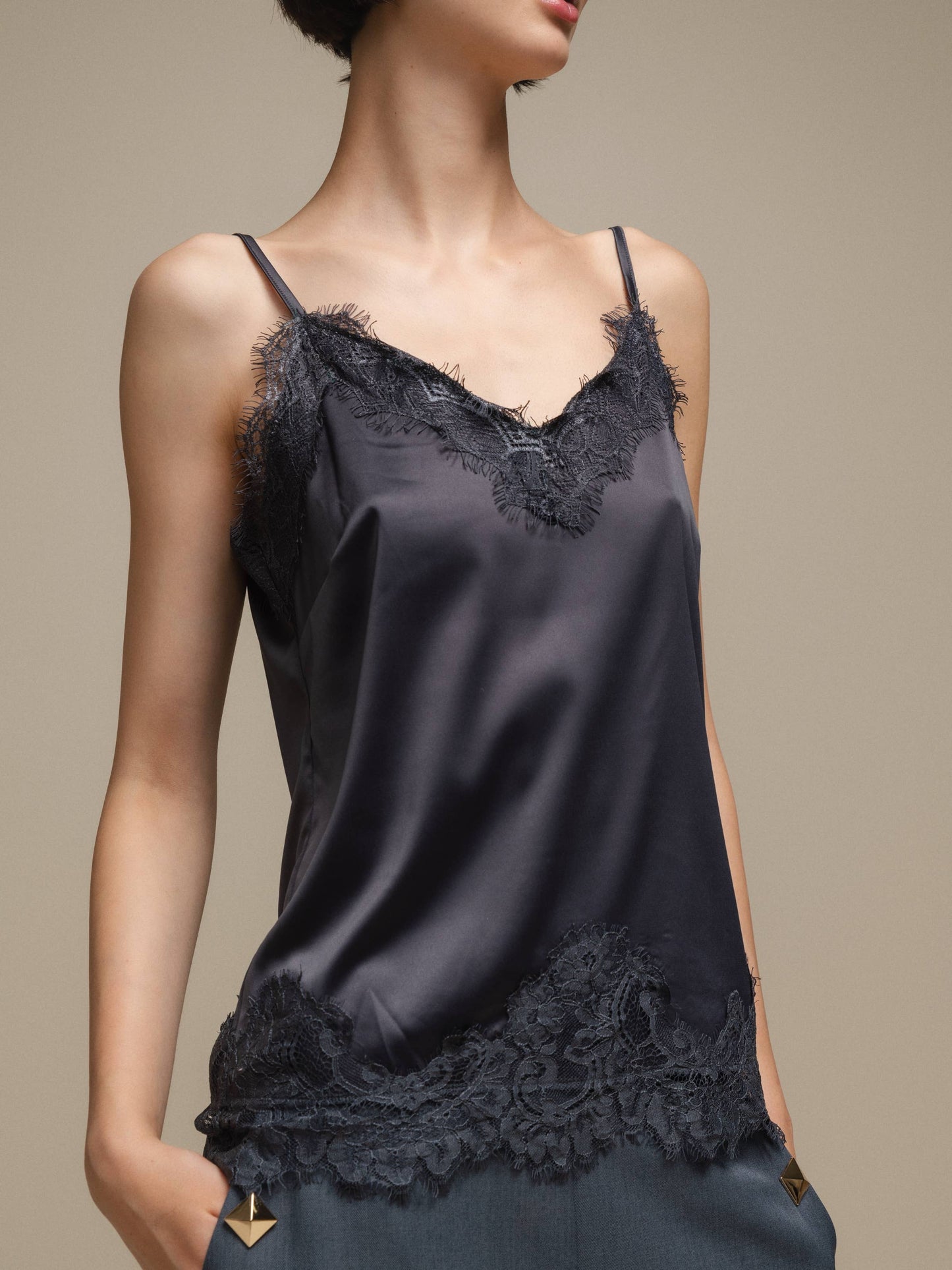 Top in raso con pizzo e spalline sottili