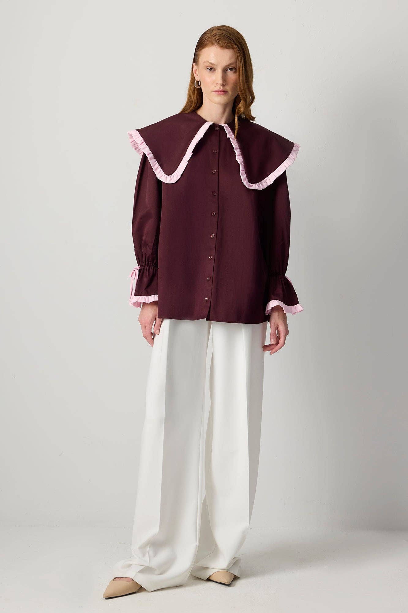 Camicia bordeaux con maxi colletto a contrasto e volant