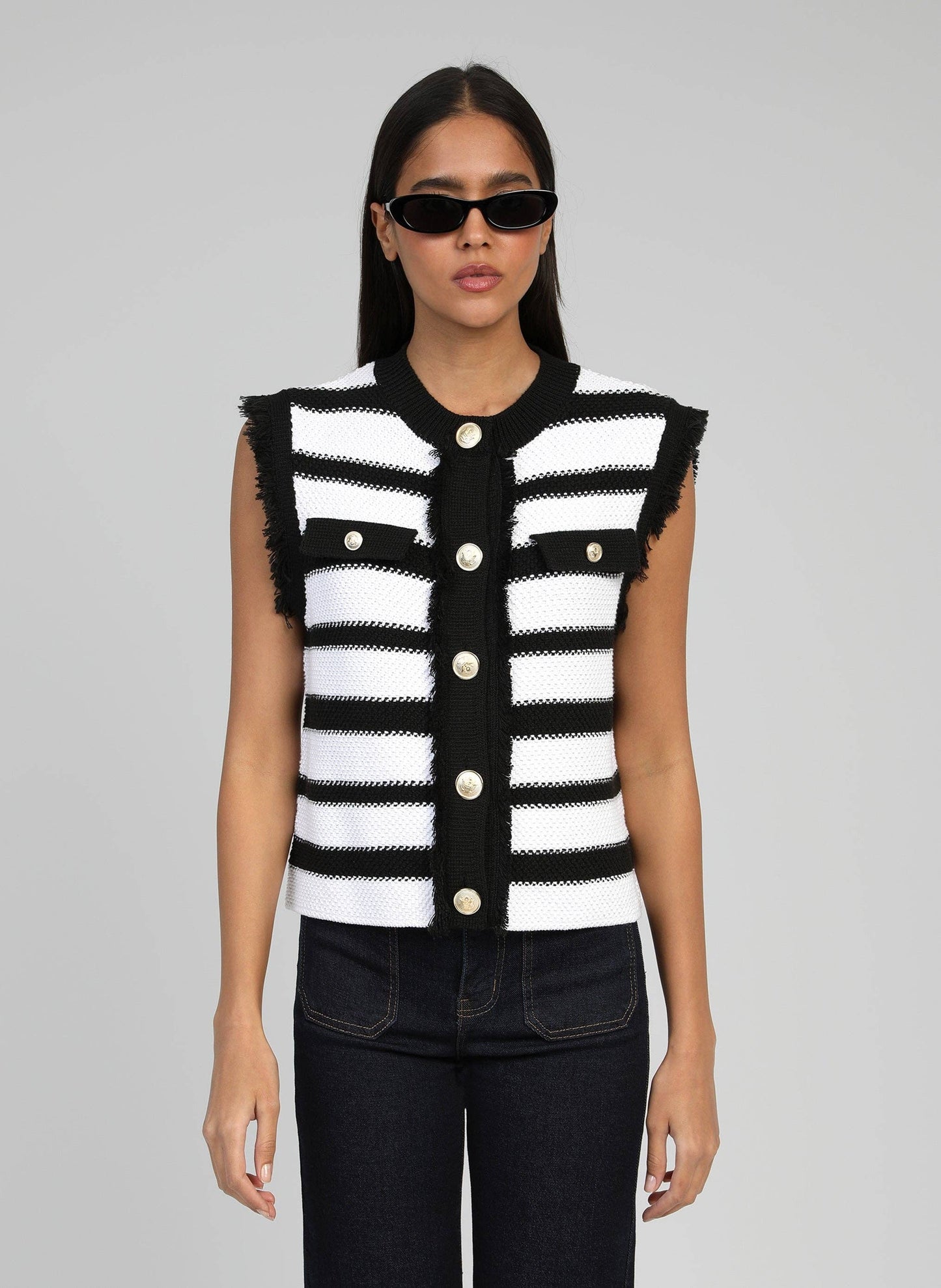 Cardigan smanicato a righe con bottoni gioiello