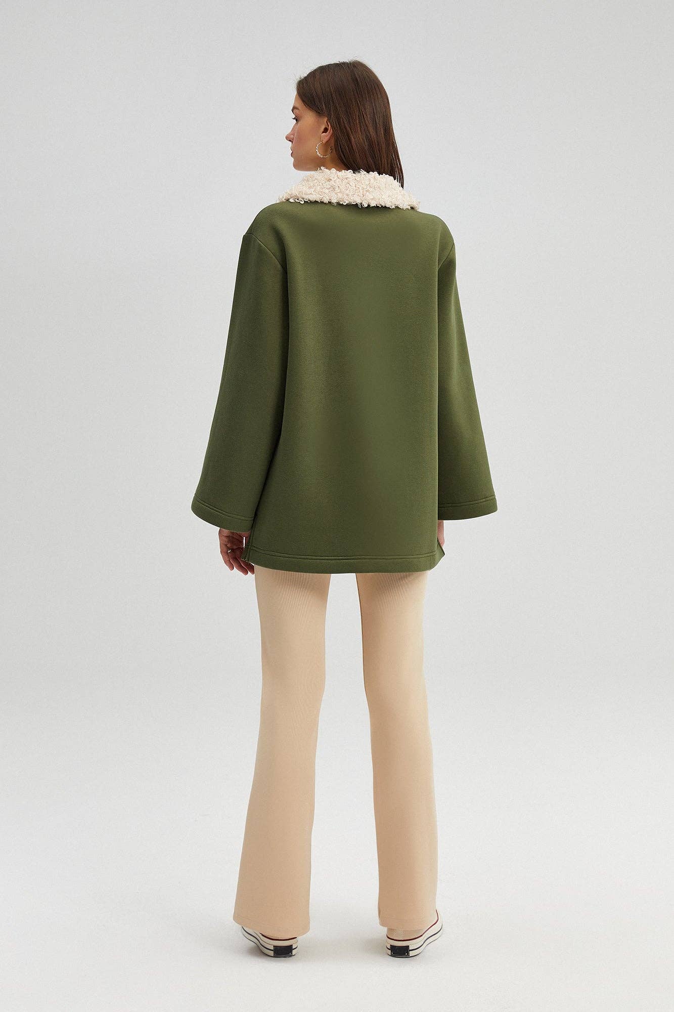 Felpa oversize con collo in pelliccia sintetica e mezza zip