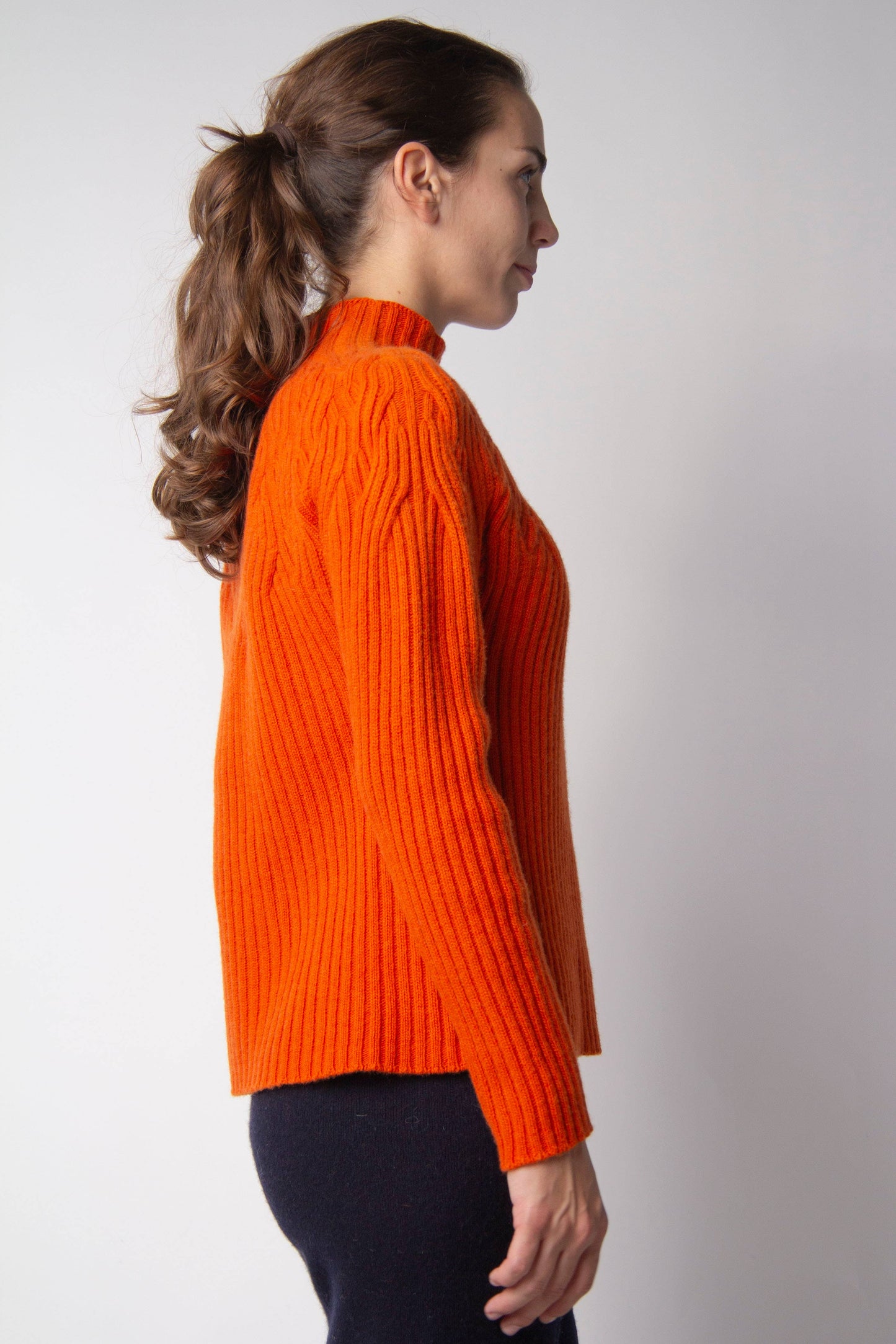 Maglione a collo alto in misto cashmere con trecce 3D