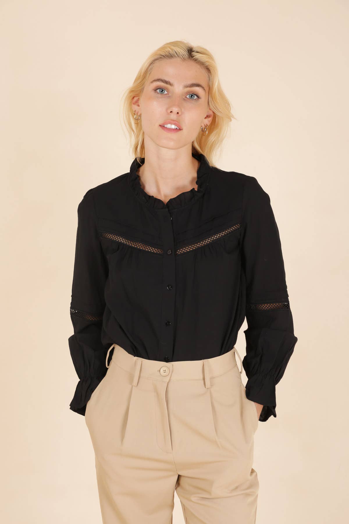 Blusa Telma nera con collo arricciato e inserti in pizzo