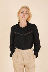 Blusa Telma nera con collo arricciato e inserti in pizzo