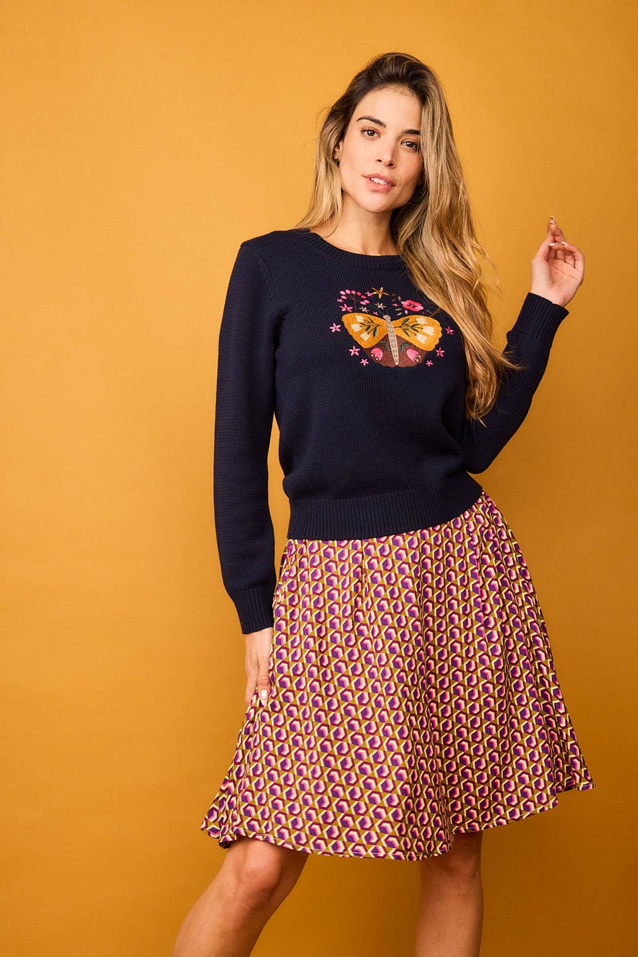 Maglia girocollo blu navy con ricamo farfalla