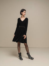 Abito in maglia con scollo a V e borchie