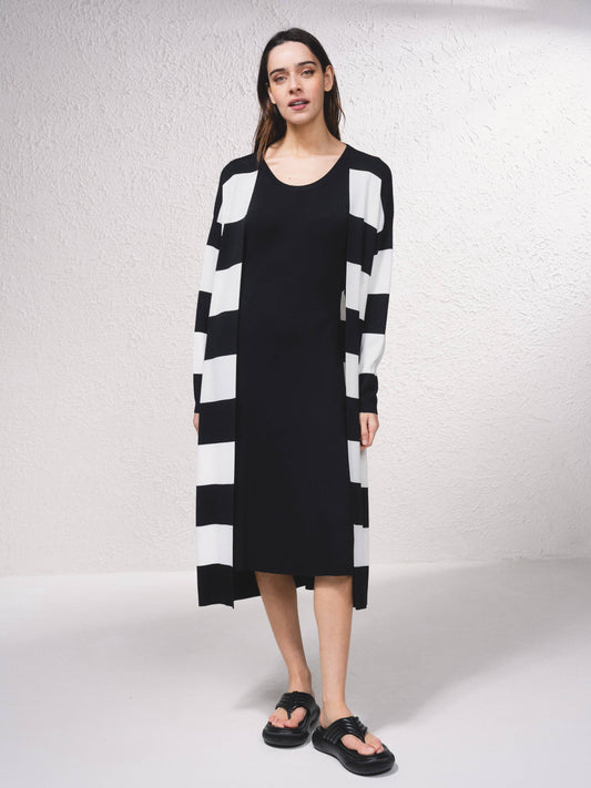 Cardigan lungo a righe aperto