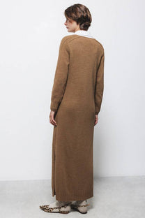 Abito lungo in maglia con scollo a V