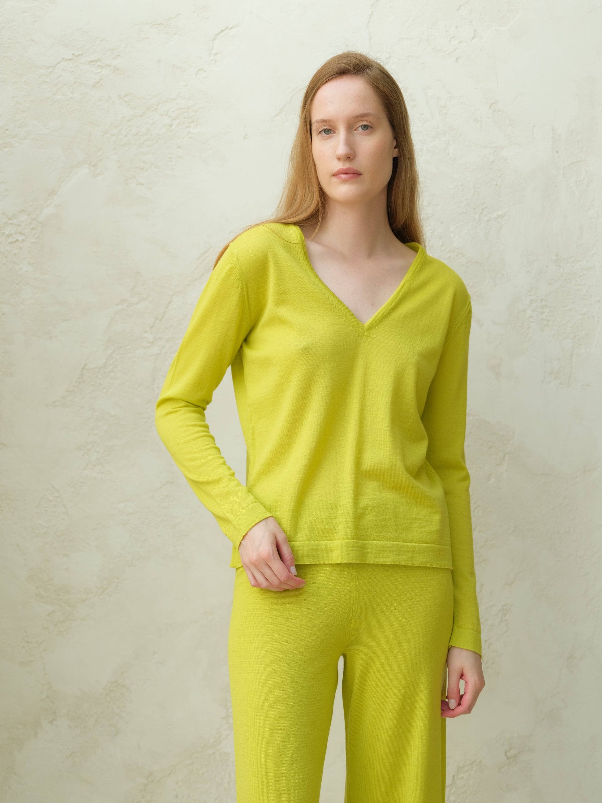 Maglione in lana merino extra fine con scollo a V