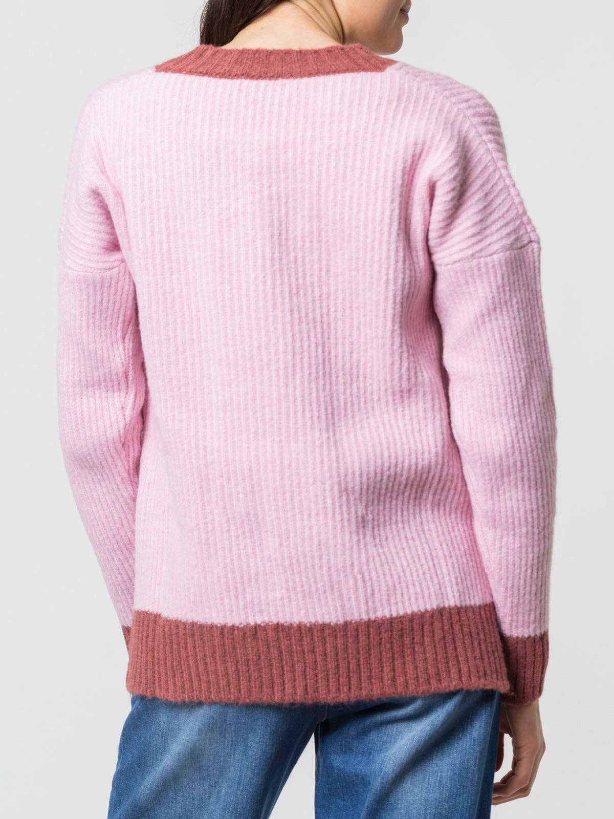 Maglione bicolore a coste con scollo a V