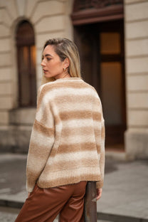 Maglione a righe con scollo a V