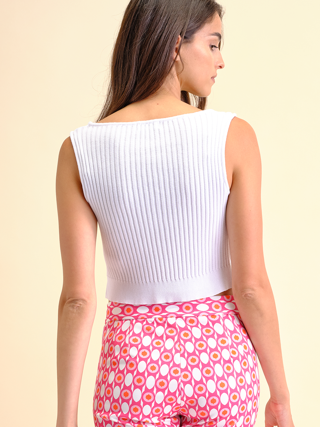 Top in maglia a costine in cotone con bottoni gioiello
