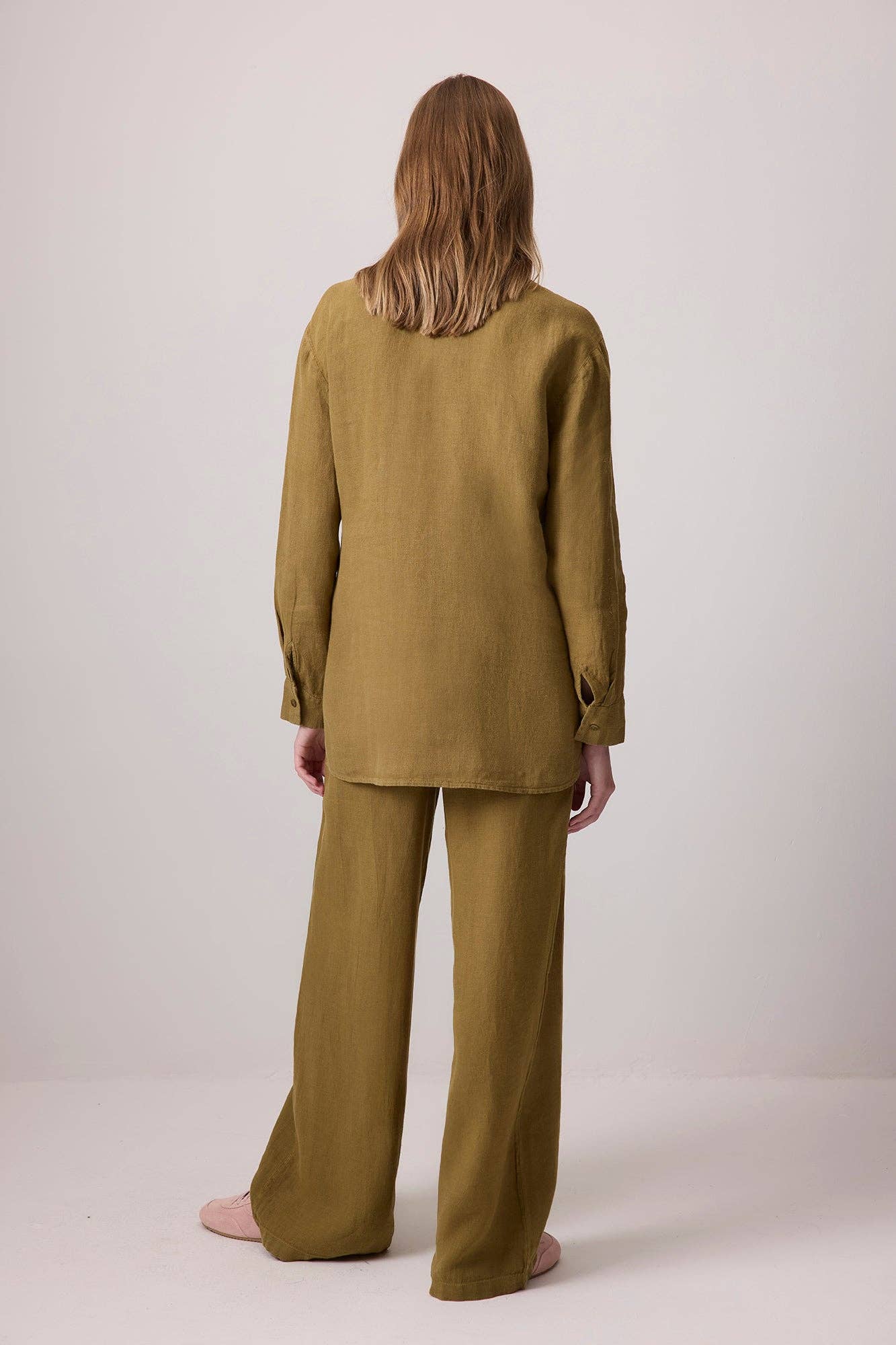 Completo in lino con camicia annodata e pantaloni a gamba larga