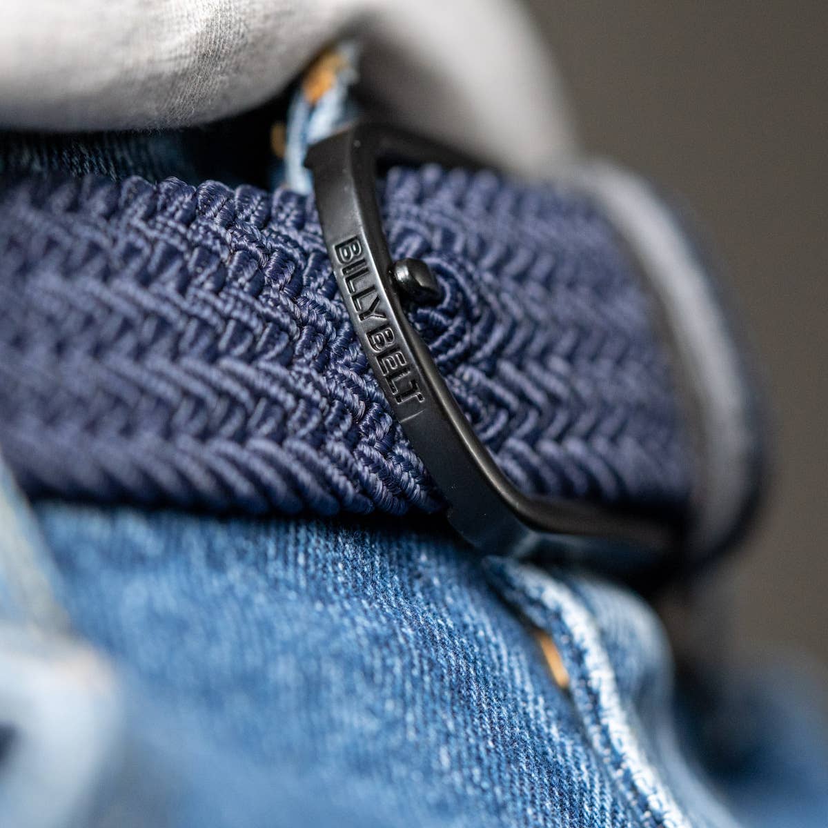 Cintura intrecciata elastica blu navy con finiture in pelle