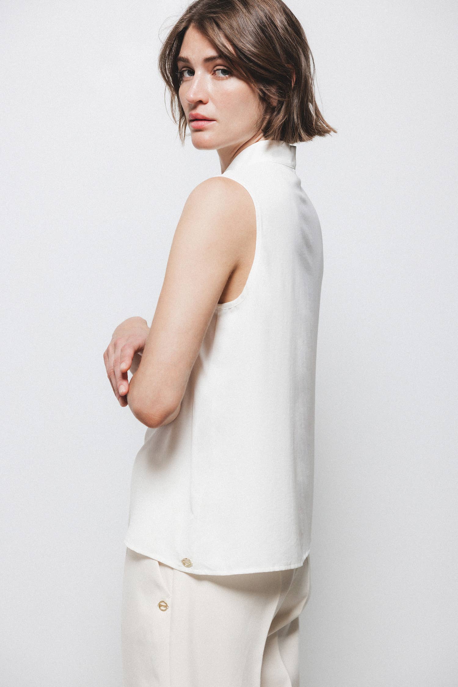Top minimal con collo alto e fiocco