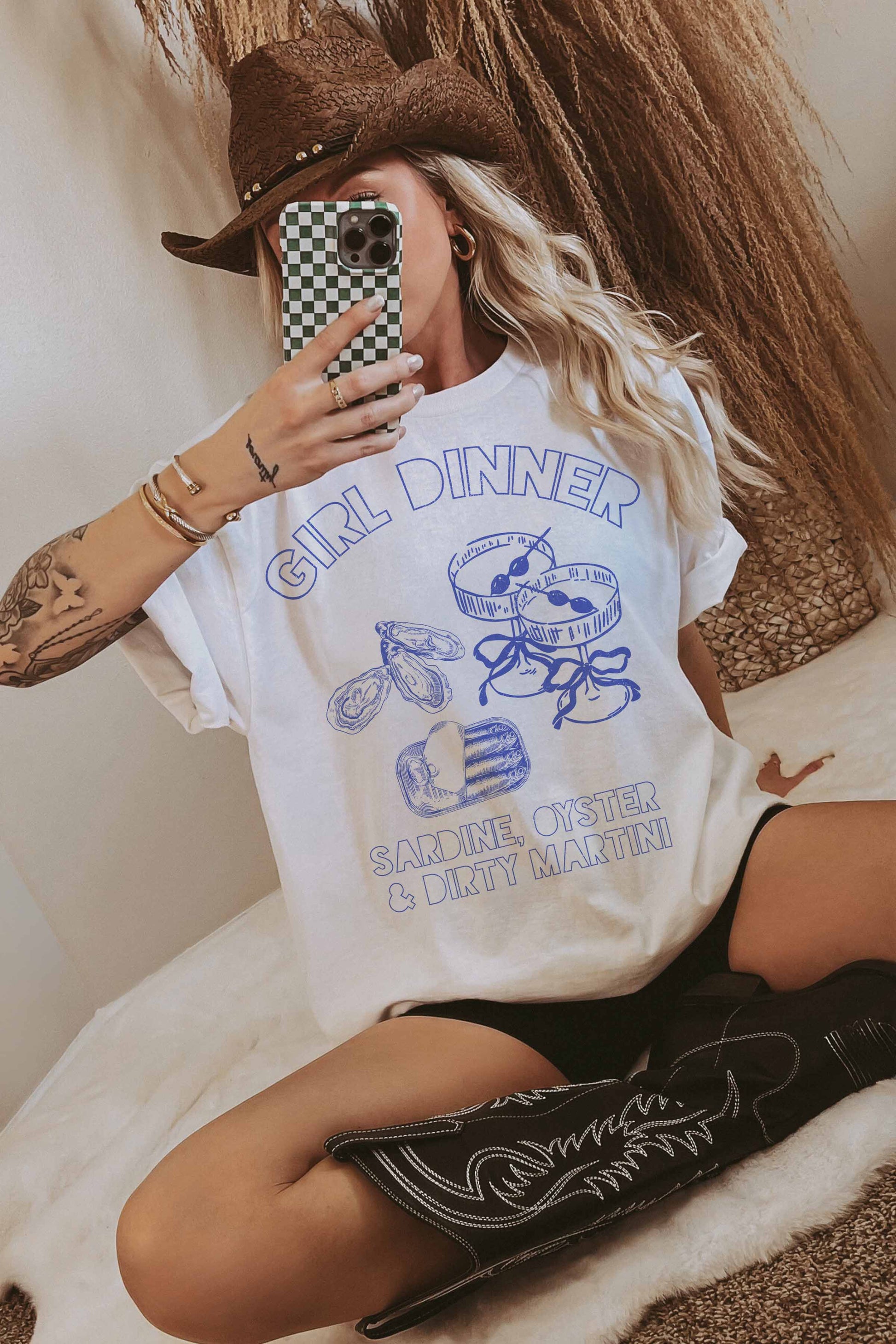 T-shirt oversize grafica “Girl Dinner”