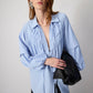 Camicia in popeline con arricciature e cuciture a contrasto