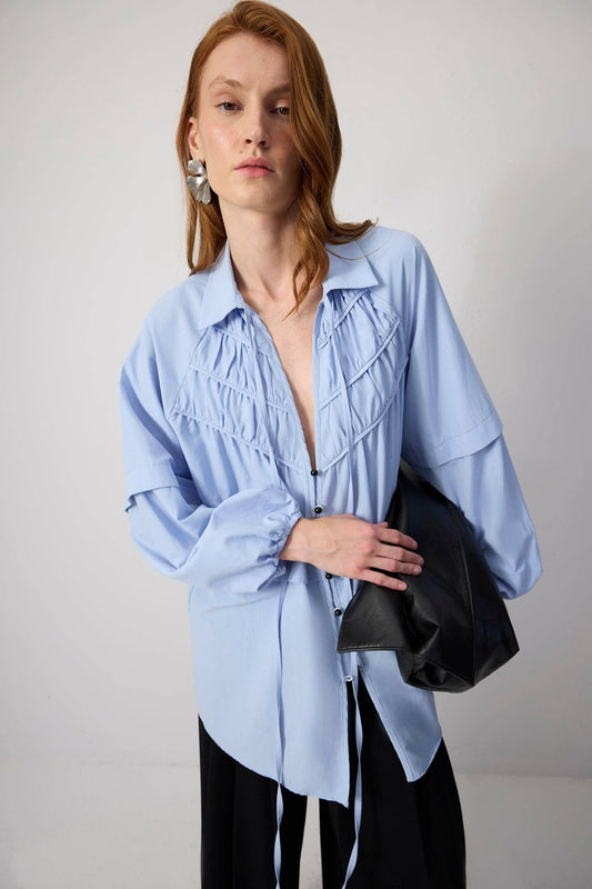 Camicia in popeline con arricciature e cuciture a contrasto