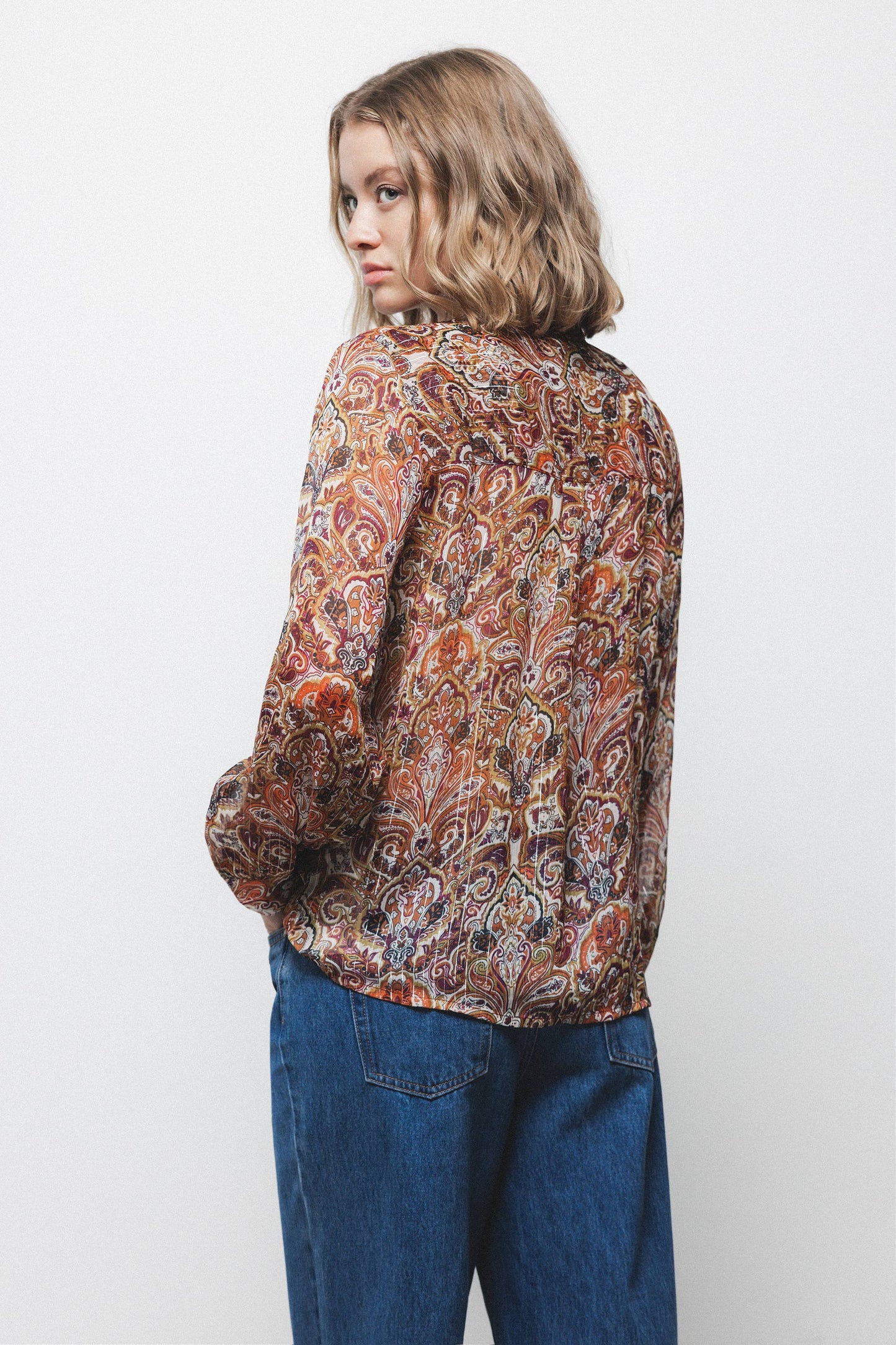 Blusa semitrasparente fantasia con fiocco al collo