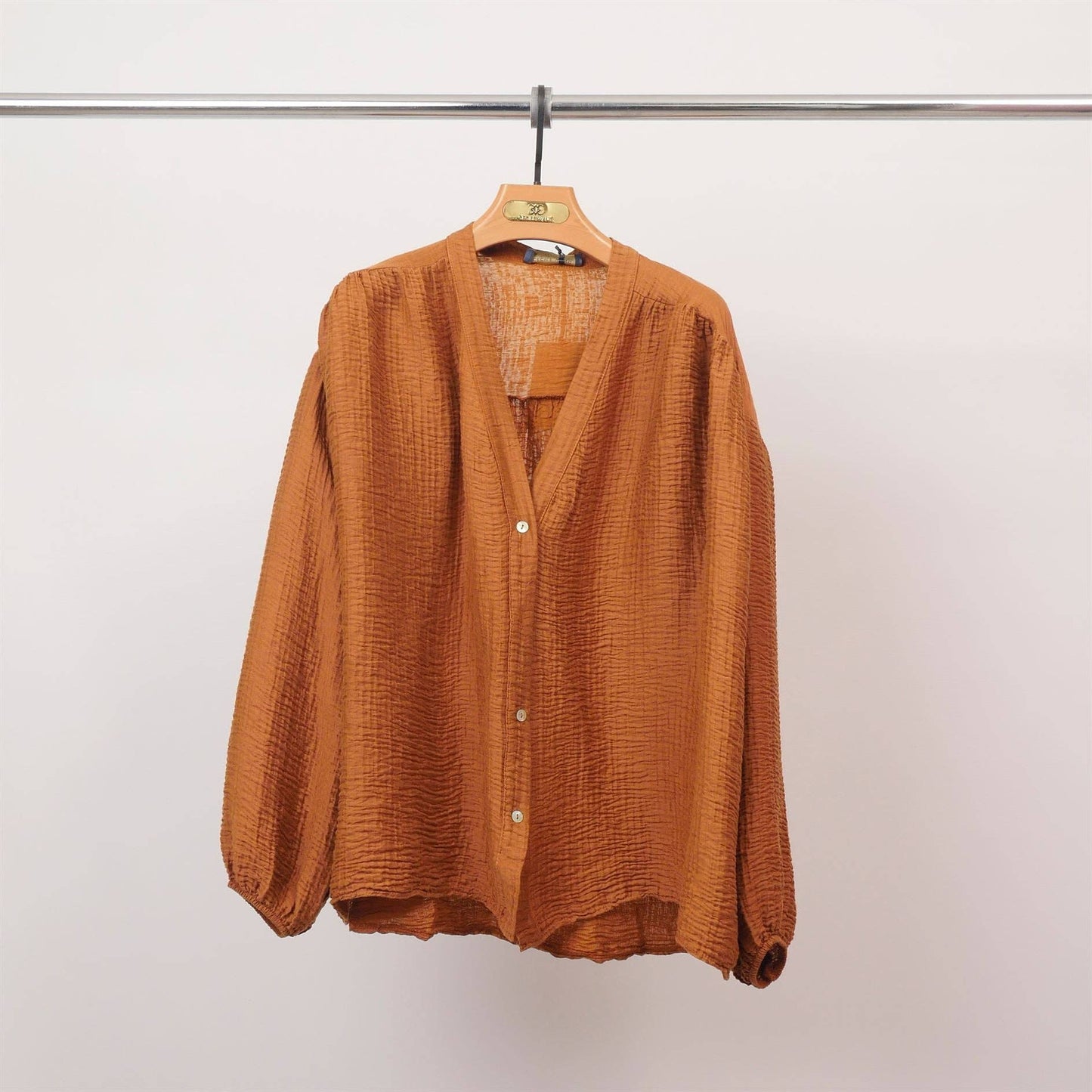 Blusa testurizzata con bottoni e scollo a V