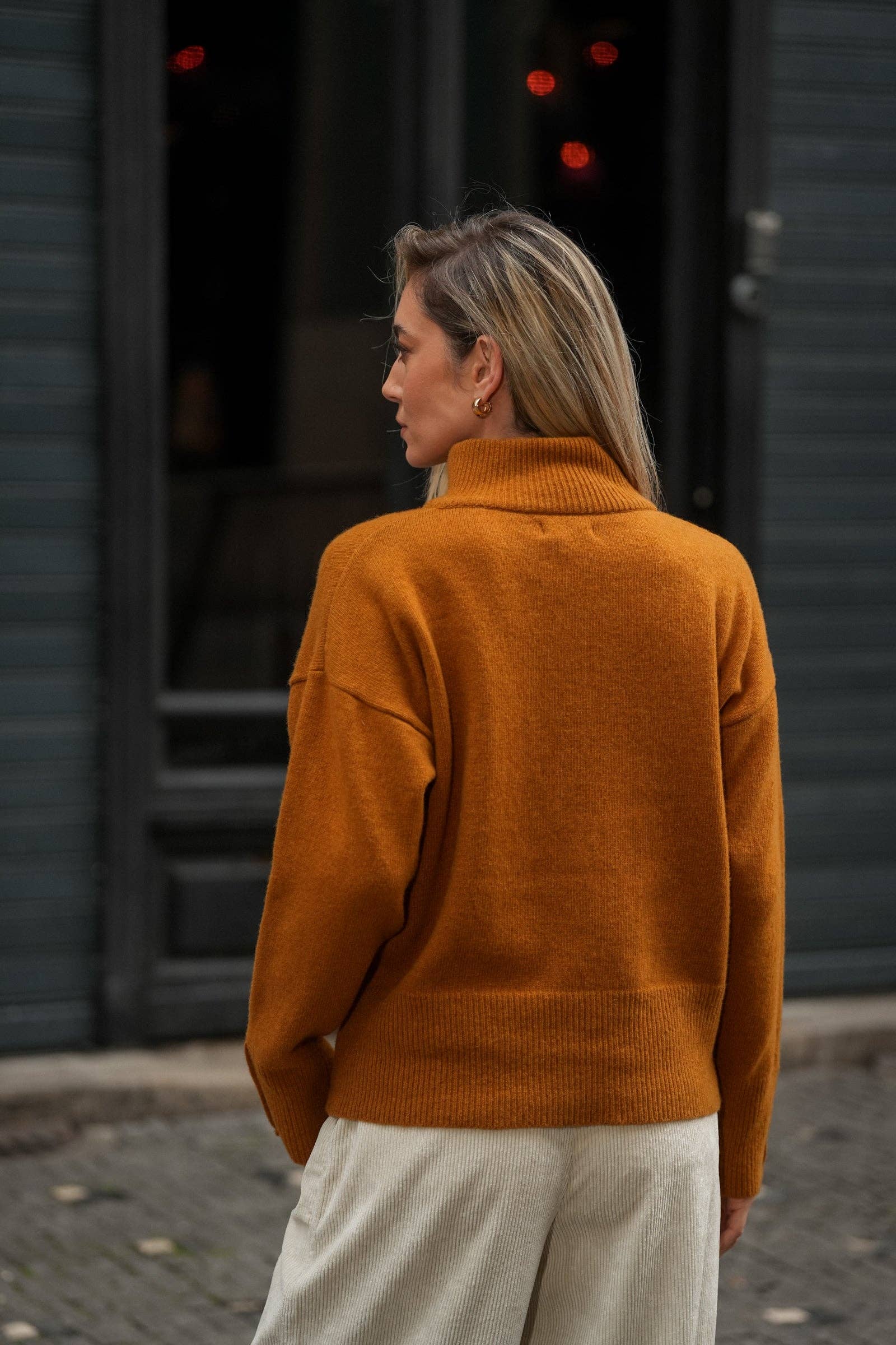 Maglione in lana con collo alto e bottoni